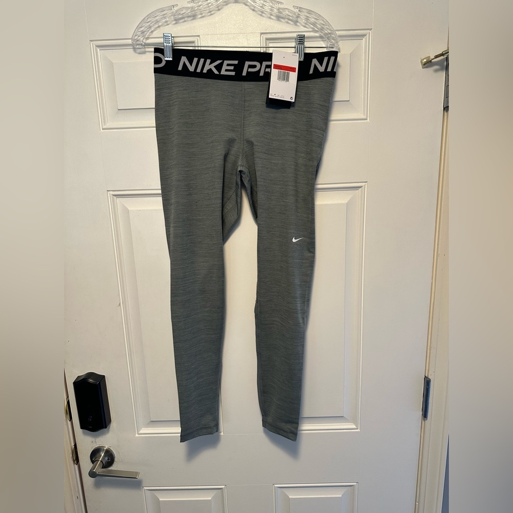 Nike Pro women’s Large leggings- nwt